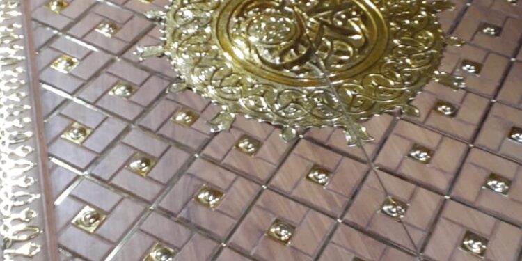 Meraih Berkah: Keunikan Desain dan Detail Pintu Nabawi