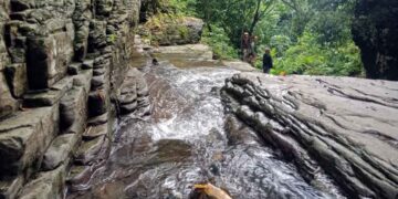Pesona Wisata Alam Batu Lapis: Destinasi Foto Instagramable di Lampung